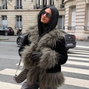 Elegant Black Leather Gloves